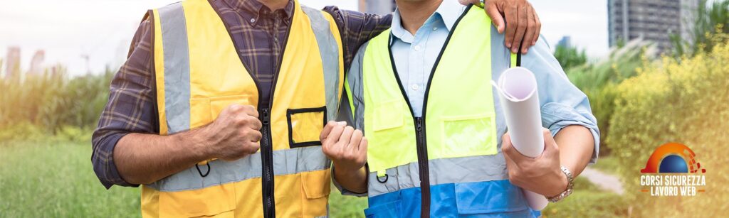 Primo piano di due operatori con gilet ad alta visibilità.