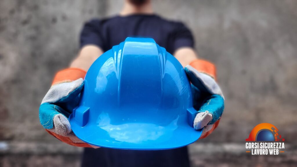 Casco di sicurezza blu in primo piano tenuto tra due mani.
