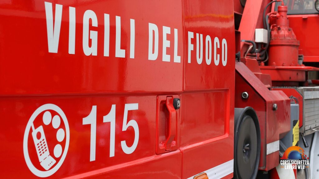 Primo piano di un mezzo dei vigili del fuoco.