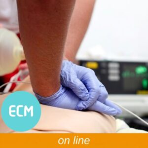 Operatore sanitario esegue compressioni toraciche su manichino adulto con defibrillatore accanto durante corso BLSD.