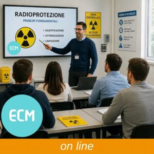 Docente in aula mostra una slide sulla radioprotezione con simbolo del rischio radioattivo davanti a un gruppo di partecipanti.