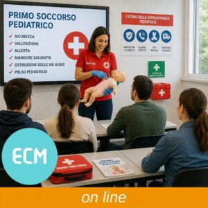Istruttrice di primo soccorso pediatrico mostra le manovre su manichino bambino davanti a una classe in aula.
