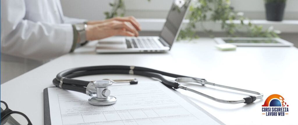 Medico che lavora su una cartella clinica.
