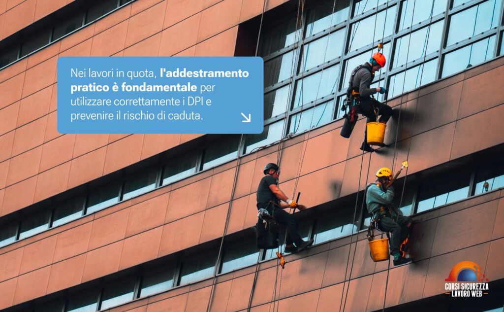 Operai con imbracature anticaduta sospesi sulla facciata di un edificio.