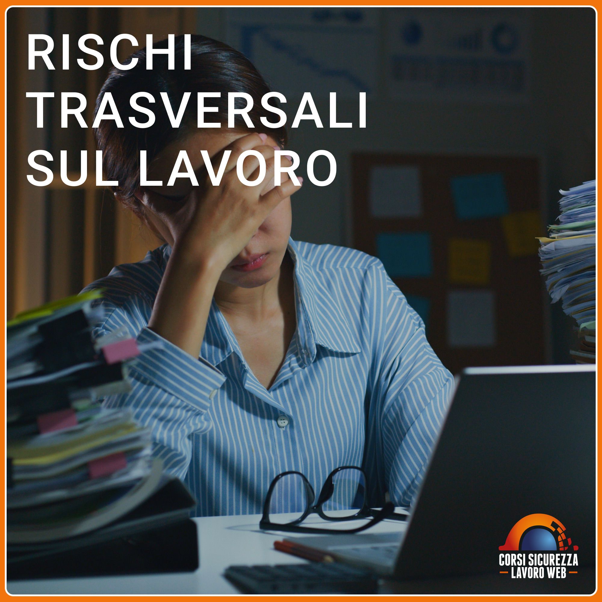 Lavoratrice affaticata alla scrivania tra pile di documenti e laptop.