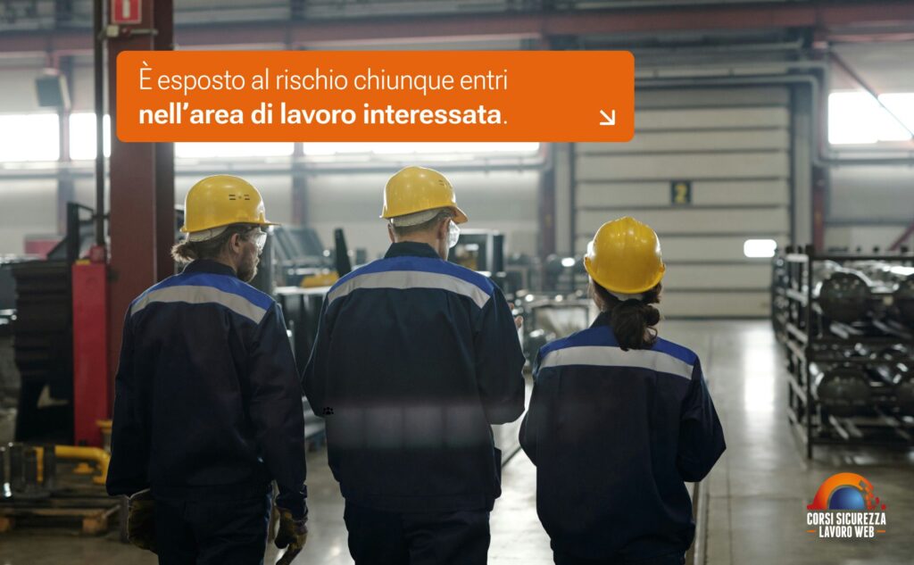 Tre lavoratori di spalle in stabilimento, dove il rischio riguarda chi entra nell'area.